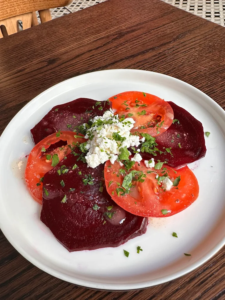 Salade de betterave et tomate au fromage frais