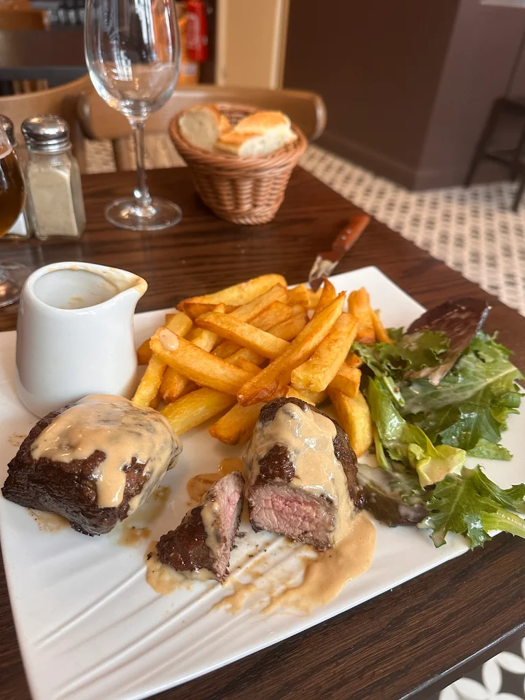 Filet de boeuf en croûte accompagné de frites maison
