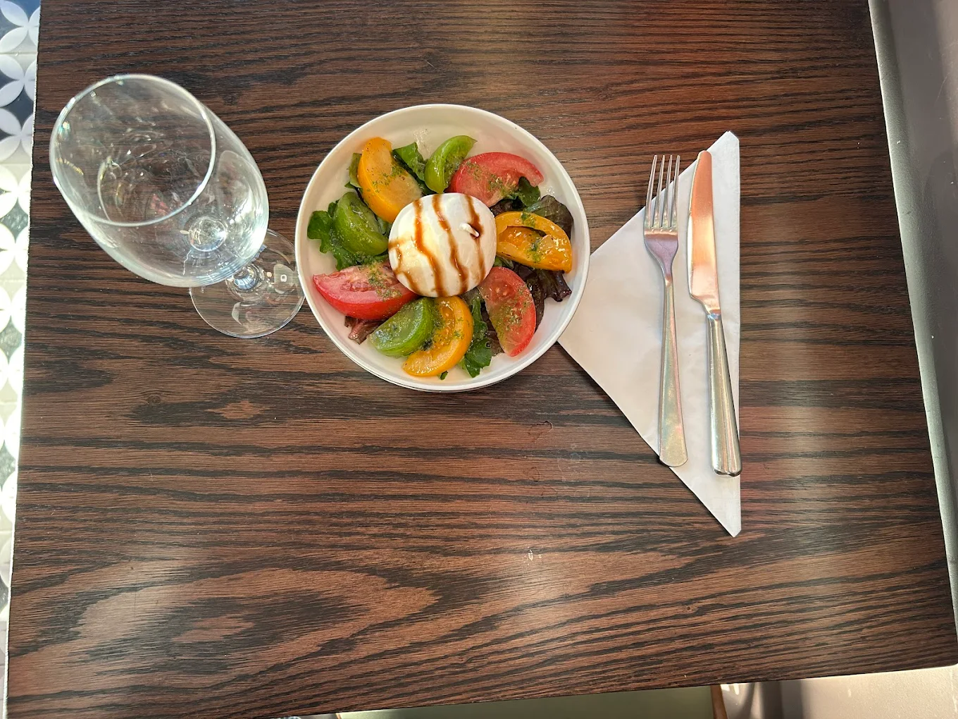 Burrata crémeuse sur lit de tomates colorées