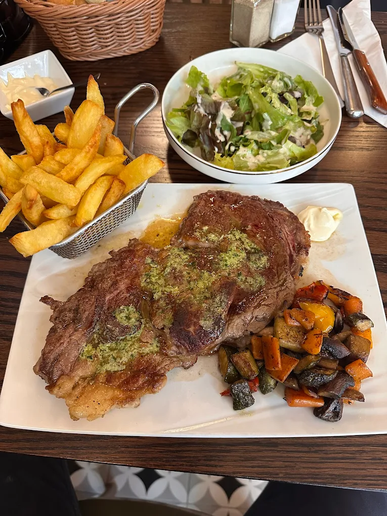 Entrecôte grillée avec frites et légumes poêlés