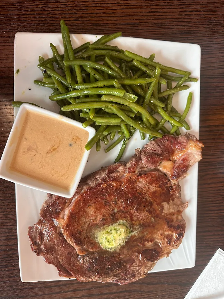 Entrecôte au beurre d'herbes avec haricots verts