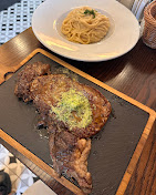 Entrecôte sur planche avec pâtes fraîches